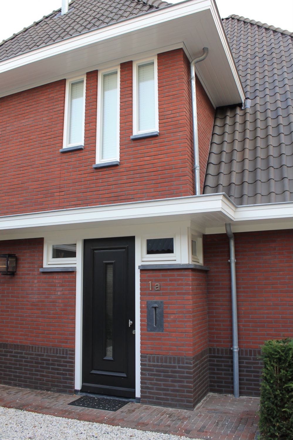 Buitenschilderwerk aan witte boeidelen van een woning