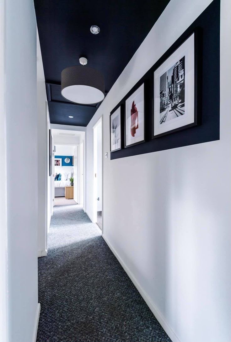 Gang met diepblauw geschilderd plafond en witte wanden